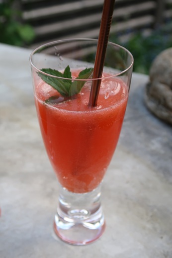 Aperitif mit frischen Erdbeeren alkoholfrei